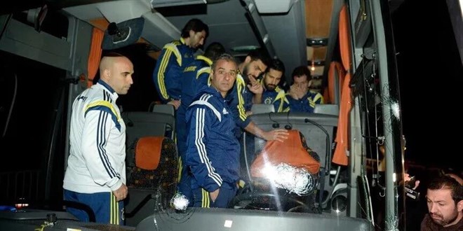 Fenerbah�e otob�s�ne sald�r� ��phesi ile g�zalt�na al�nan 4 ki�i adliyede - Son Dakika Haber