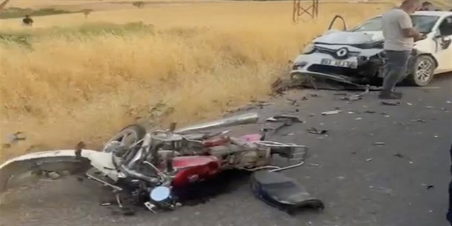 Otomobille �arp��an motosikletteki 2 ki�i �ld� - Son Dakika Haber