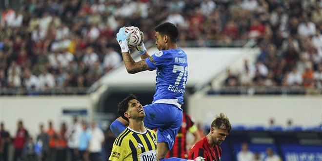 Gen�lerbirli�i-Fenerbah�e ma��nda bir �ocu�un formas�n�n ��kartt�r�lmas�na soru�turma