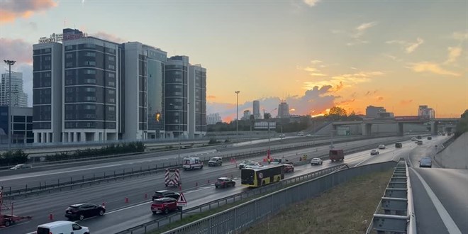�stanbullular dikkat! Bug�n bu yollar trafi�e kapal�
