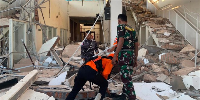 Endonezya'da 7,7 b�y�kl���ndeki depremde �l� say�s� 51'e y�kseldi - Son Dakika Haber
