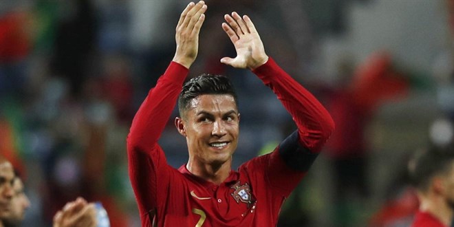 Ronaldo'dan emeklilik sinyali: 'Son kez' diyerek a��klad�