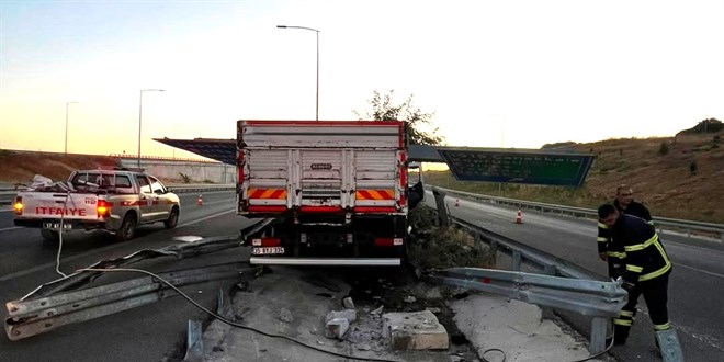 �anakkale'de kamyonun bariyere �arpt��� kazada 2 ki�i �ld� - Son Dakika Haber