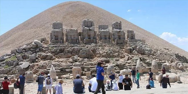 Nemrut Da�� Milli Park�'nda izinsiz �ekirge toplayan yabanc� uyruklu ki�ilere ceza - Son Dakika Haber