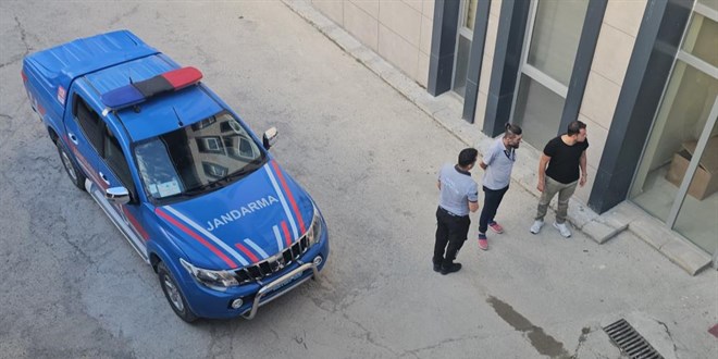 Elektrik ak�m�na kap�lan �ah�s balkondan d��erek hayat�n� kaybetti