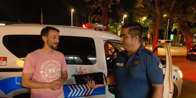 Bursa'da �rnek davran��: Buldu�u para dolu �antay� polise teslim etti