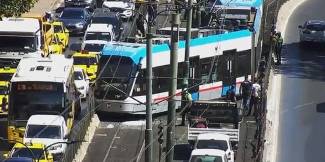 Beyo�lu'nda tramvay raydan ��kt� - Son Dakika Haber
