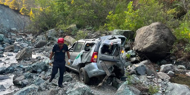 Osmaniye'de u�uruma yuvarlanan otomobildeki 1 ki�i �ld�