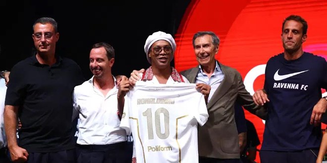Ronaldinho y�llar sonra futbola d�nd� - Son Dakika Haber