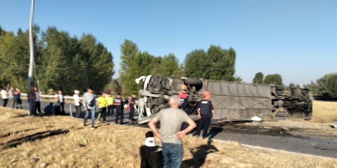 Afyonkarahisar'da yolcu otob�s� devrildi: 22 ki�i yaraland� - Son Dakika Haber
