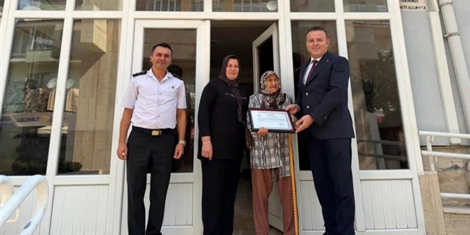 Y�llarca simit satarak kazand�klar� evlerini jandarmaya ba���lad� - Son Dakika Haber