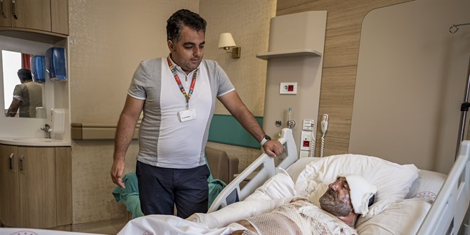 Kapal� balkondaki benzin bidonu sigarayla parlad�, kar�-koca yand� - Son Dakika Haber