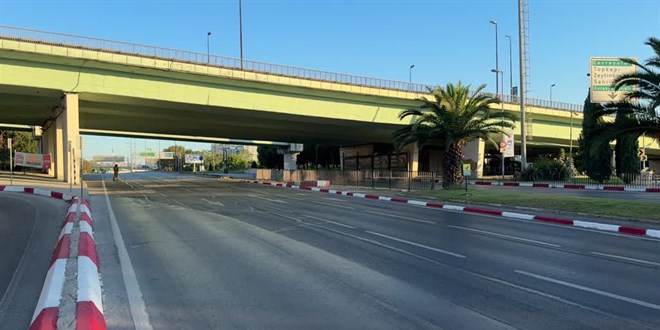 �stanbul'da Zafer Bayram� provas� nedeniyle baz� yollar trafi�e kapat�ld�