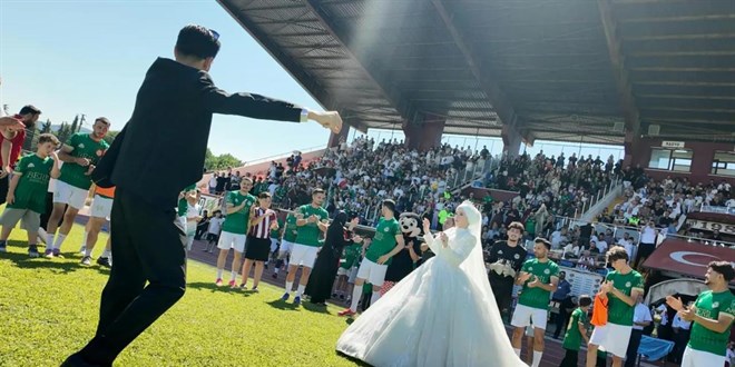Final ma��n� ka��rmak istemeyen �ift, gelinlik ve damatl�kla stadyuma geldi - Son Dakika Haber
