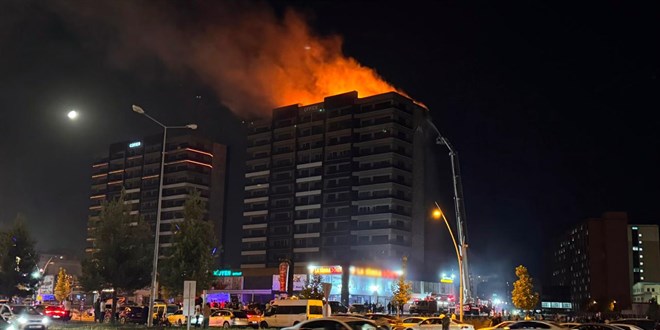 Diyarbak�r'da bir plazada yang�n ��kt�