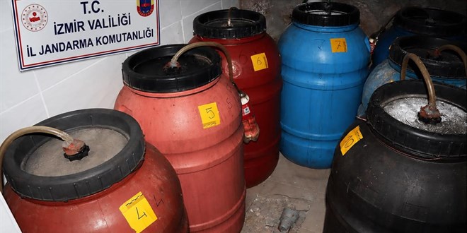 İzmir'de 2 bin 200 litre sahte alkol ele geçirildi