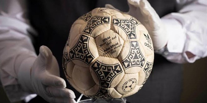 Maradona'n�n 'Tanr�'n�n Eli' topu 3,3 milyon dolara sat�ld� - Son Dakika Haber