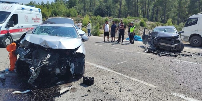 Antalya'da otomobiller �arp��t�: 1 �l�, 3 yaral� - Son Dakika Haber