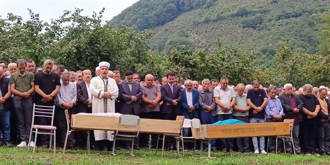 Dere kenar�nda �l� bulunan karde�ler 30 metreden d��m��