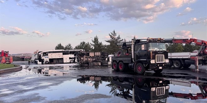 Otob�s ve benzin tankeri �arp��t�! �ok say�da yaral� var - Son Dakika Haber