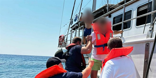 Marmaris'te tekne karaya oturdu: 11 ki�i kurtar�ld� - Son Dakika Haber
