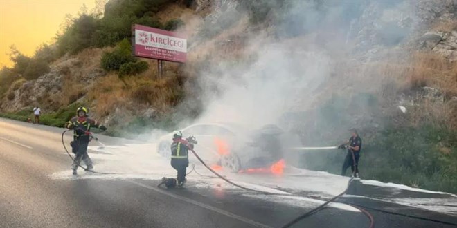 Elektrikli ara� yand�, 12 saatte s�nd�r�lemedi - Son Dakika Haber