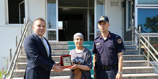 Hay�rsever kad�n, zeytinli�ini Jandarma Asayi� Vakf�na ba���lad� - Son Dakika Haber