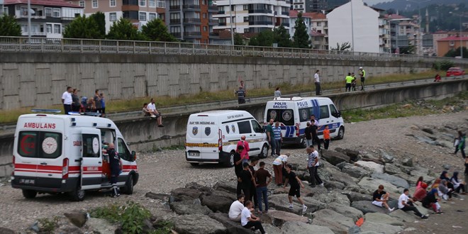Rize'de denize giren kardeşlerden biri boğuldu, diğeri kayboldu