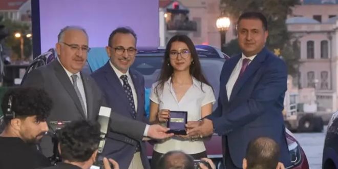 YKS'de T�rkiye birincisi olan 3 ��renciye Togg hediye edildi