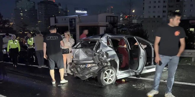 �stanbul'da sa�anak sonras� zincirleme kaza: 2'si a��r 6 yaral�