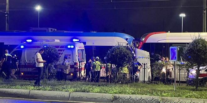 Zeytinburnu'nda iki tramvay �arp��t�: 10 yaral�