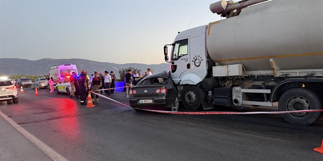 �zmir'de tankerin �arpt��� otomobildeki kar� koca �ld� - Son Dakika Haber