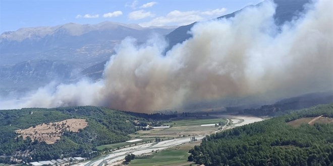 Mu�la'da ba�layan orman yang�n� Antalya'ya s��rad� - Son Dakika Haber