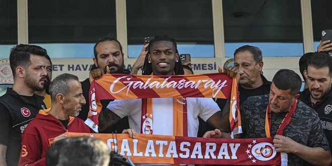 Rafael Leao transfer g�r��meleri i�in �stanbul'a geldi