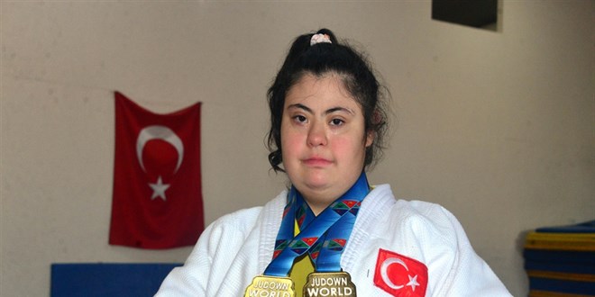 Down sendromlu Zeynep Sude, kendini korumak i�in ba�lad� d�nya �ampiyonu oldu - Son Dakika Haber