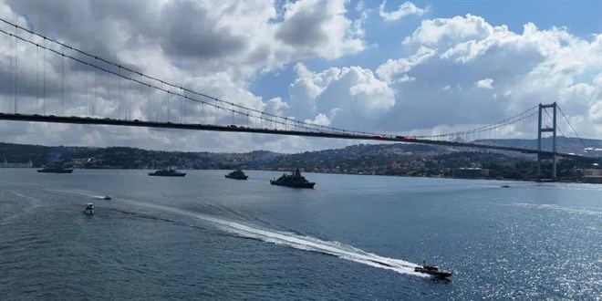 Donanma gemilerinden Bo�az'da 30 A�ustos ge�i�i - Son Dakika Haber