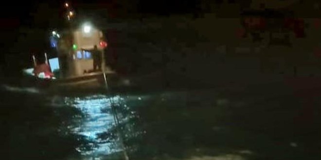 �ile a��klar�nda s�r�klenen teknedeki 3 ki�i kurtar�ld� - Son Dakika Haber