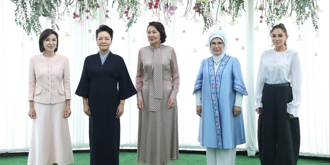 Emine Erdo�an K�rg�zistan'da lider e�leriyle bulu�tu - Son Dakika Haber
