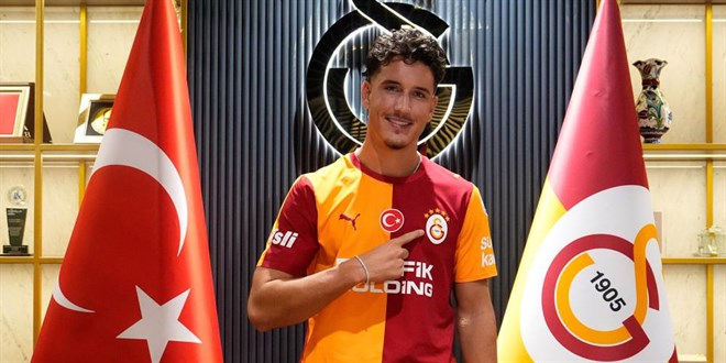 Galatasaray, milli futbolcu Deniz G�l'e imzay� att�rd� - Son Dakika Haber