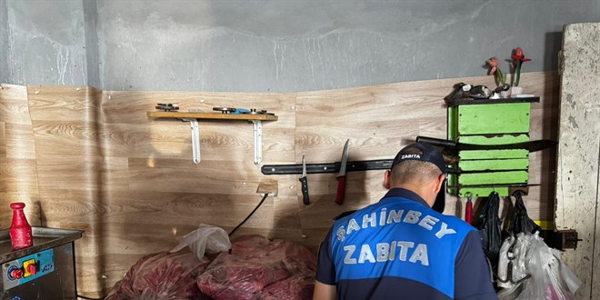 Merdiven alt� ci�er imalathanesine bask�n: 500 kilo bozuk et ve ci�er imha edildi! - Son Dakika Haber