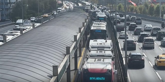 Mecidiyeköy'de arızalanan metrobüs yoğunluğa neden oldu