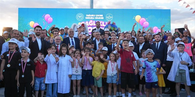 878 bin 840 �ocuk sa�l�k el�isi oldu