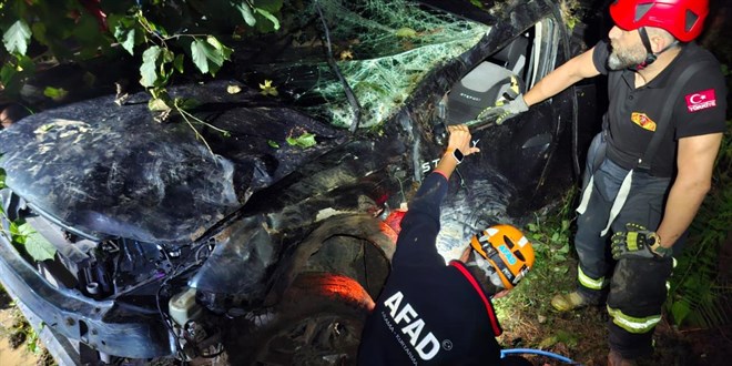 Rize'de otomobil devrildi: 2 �l�, 1 yaral� - Son Dakika Haber