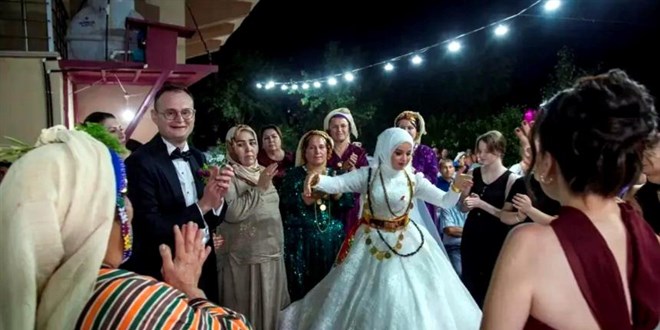 �zbek gelin d���n sonras� 5 milyon TL'lik alt�nlarla ka�t�! - Son Dakika Haber
