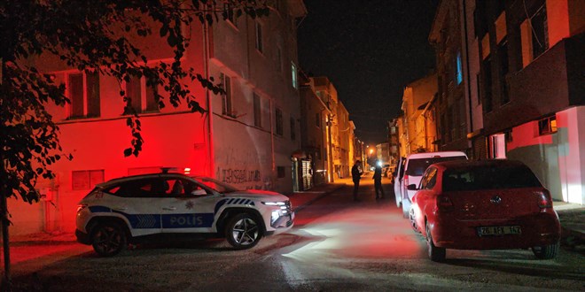 Misafirli�e gitti�i arkada��n�n evinin penceresinden d���p �ld�