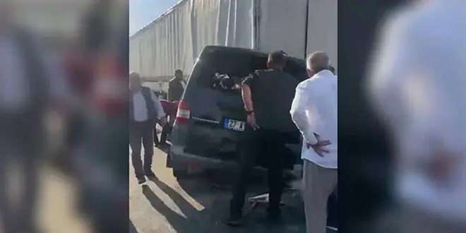 Minib�s TIR'a arkadan �arpt�: 2 �l�, 2 a��r yaral�