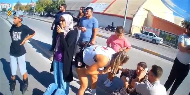 Polis memuru ve e�ine yol ortas�nda otomobil �arpt� - Son Dakika Haber