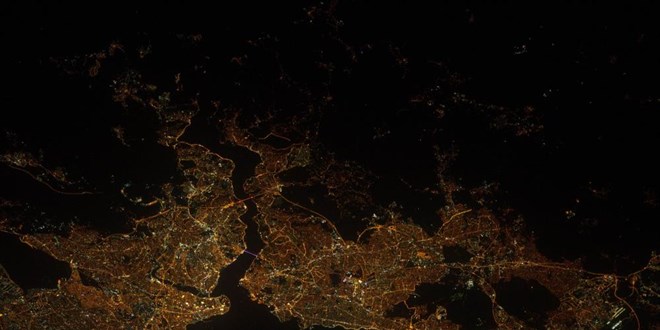 Gece ve g�nd�z ayr� g�zel! �stanbul'un uzaydan �ekilen foto�raflar� payla��ld�