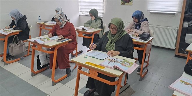 Okuryazarl�k Seferberli�i 471 bin kad�n� okuryazar yapt� - Son Dakika Haber