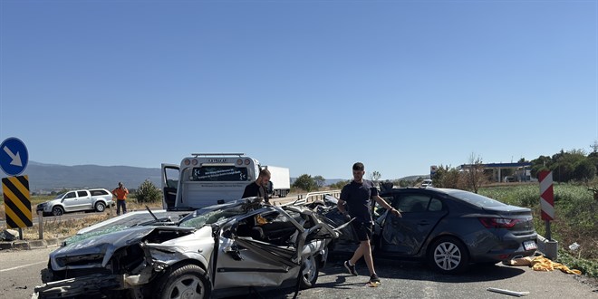 Bal�kesir'de trafik kazas�nda 1 ki�i �ld�, 3 ki�i yaraland� - Son Dakika Haber